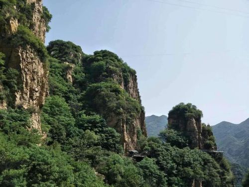 远处,奇山兀立,群山连亘,苍翠峭拔