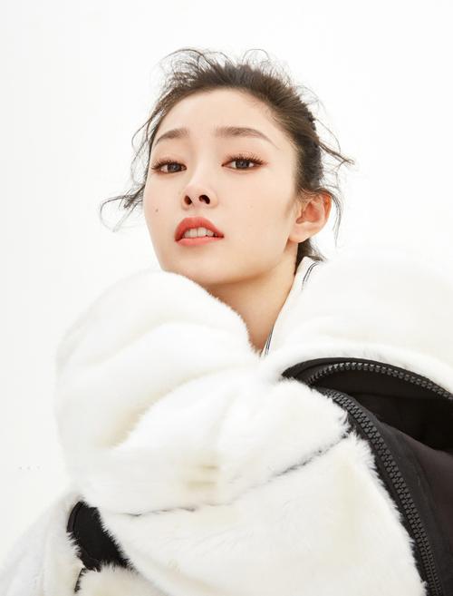 简介:宋轶时尚杂志写真高清图片,分享一组宋轶图片给大家,图中的明星