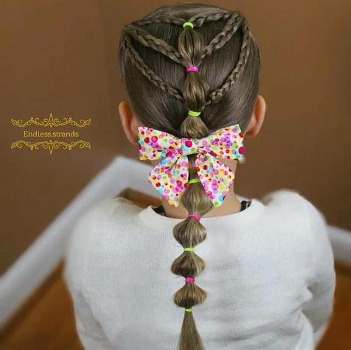 偏分双编发扎马尾辫发型,儿童发型梳长头发线条的感觉更加出色,将发顶