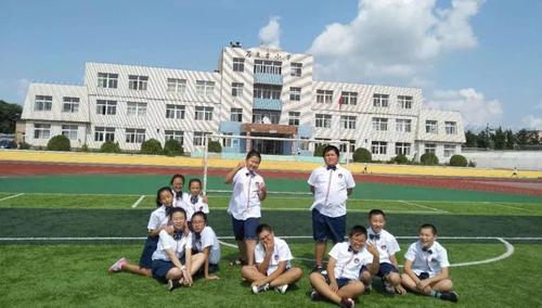旅顺很多学生穿上了新款校服!