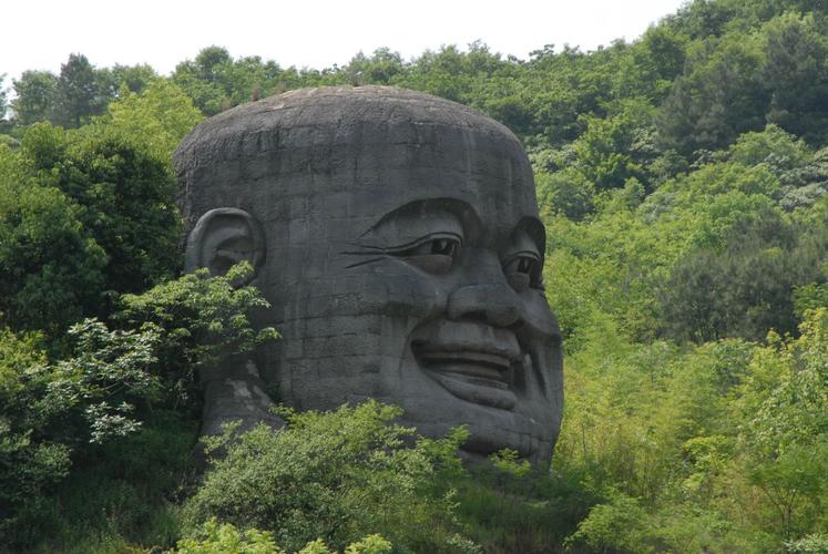  p>大佛寺景区内名胜古迹众多,文化内涵丰富,六朝时期这里就是佛教