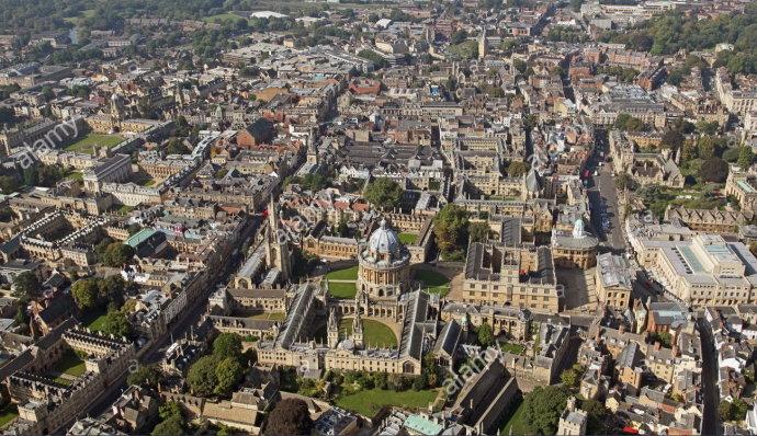 这张网络照片显示了牛津大学的中心区域,也是牛津城市中心区域的鸟瞰