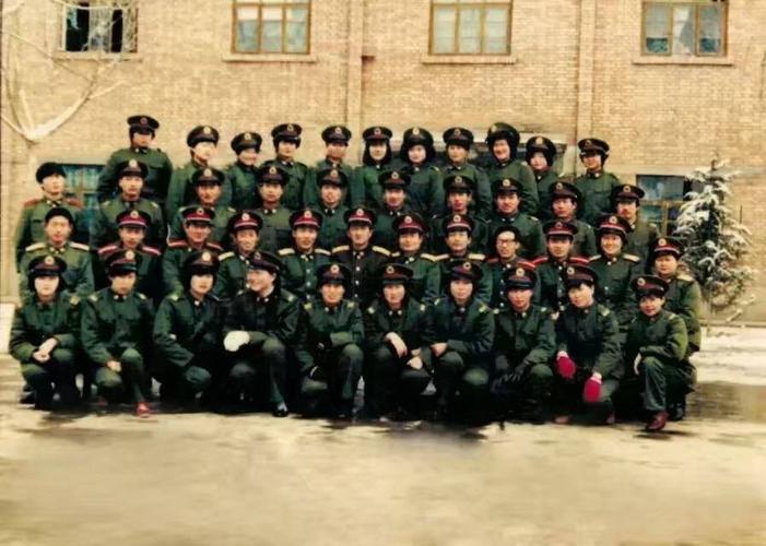 回望当年卫生队战友合影照片,那时正年轻.