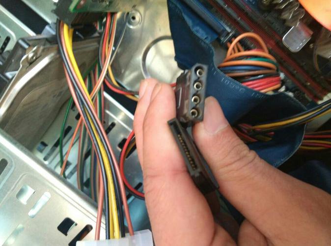 独立显卡电源线接到那里