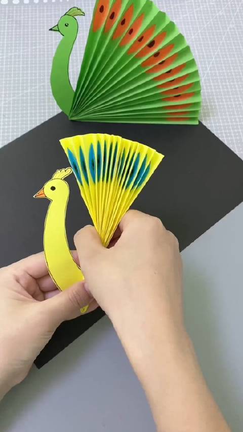 教你用一张纸折漂亮的孔雀,一起来做吧#手工#秒懂创意的微博视频