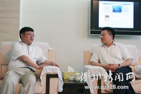 市委常委,常务副市长郑金平在休息室准备访谈