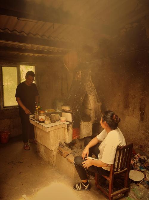 今天去了我姨家,用的土灶台做饭,熟悉的地方,熟悉的场景