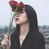 单手拿一支玫瑰花头像女生