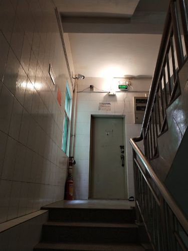 居民楼内的楼梯口一般都有监控,所以不必太担心财产安全问题.