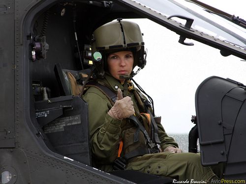 美女驾驶员和来自义大利生产的"猫鼬"武装直升机.