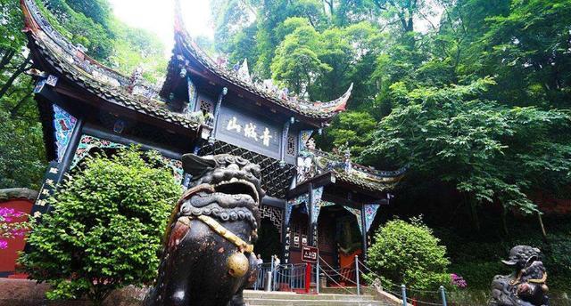了解成都:青城山,都江堰,九寨沟风景区,乐山大佛,峨眉