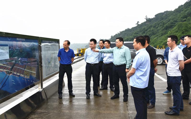 江北区副区长吴余川到果园港区查看征迁建设工作