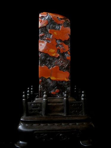 寿山石精品鲎萁花坑大红袍云龙戏水薄意印章