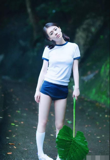 马思纯18岁校服照被扒,颜值不是重点,看到腿:直男瞬间