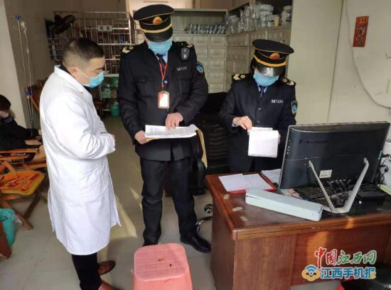 闻娉芳,记者 杨昆报道:1月29日,万载县三兴镇一村卫生所在抗疫期间