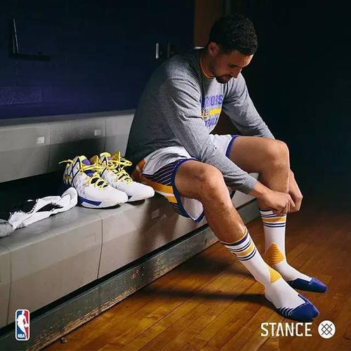 除此以外,如果你关注过 识货海淘,你依然可以购得正品的stance nba球