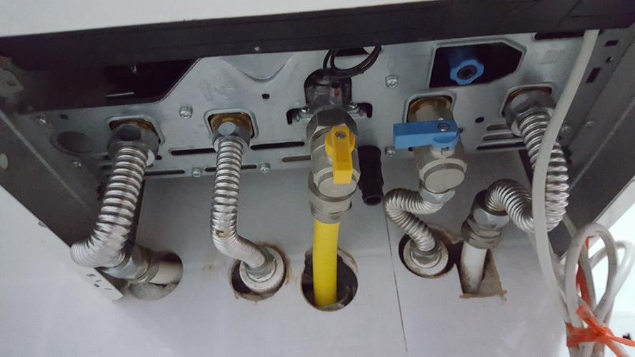 求助一下 大侠,阿里斯顿燃气壁挂炉,补水阀在哪呢,说是蓝色的,但是拧