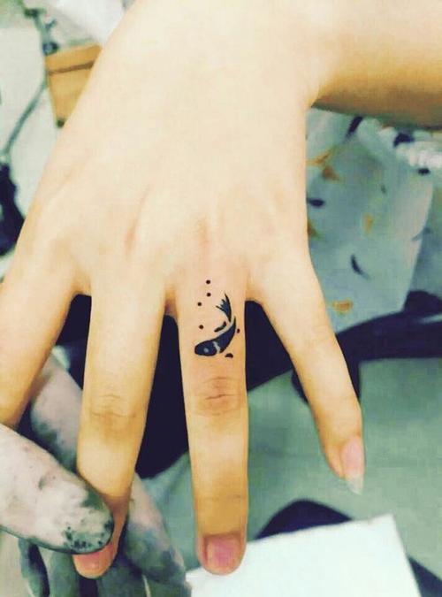 如鱼得水,手指可爱小鱼图腾纹身