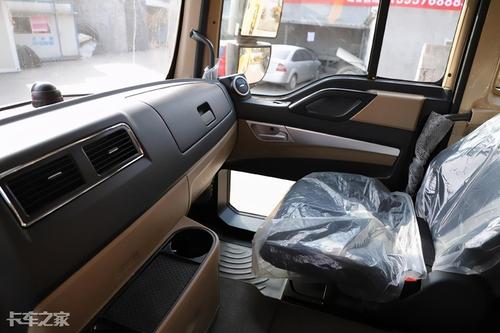 诠释安全很到位,搭载潍柴400马力发动机,实拍重汽豪沃tx