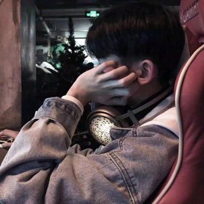 qq头像男生阳光温暖 一人与我牵手共生死