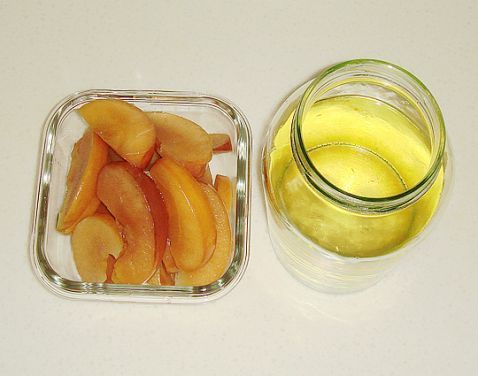 苹果醋开封后,用干净的筷子将苹果片夹出