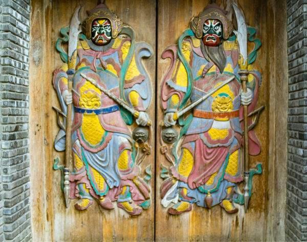 门神画秦琼和尉迟恭的演变;各地特色不同,在张贴上也有讲究