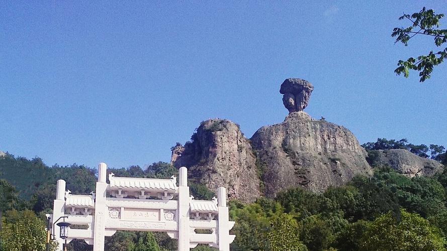 写美篇 石夫人被称为石夫人峰,在浙江省温岭市区的五龙山山巅,有一