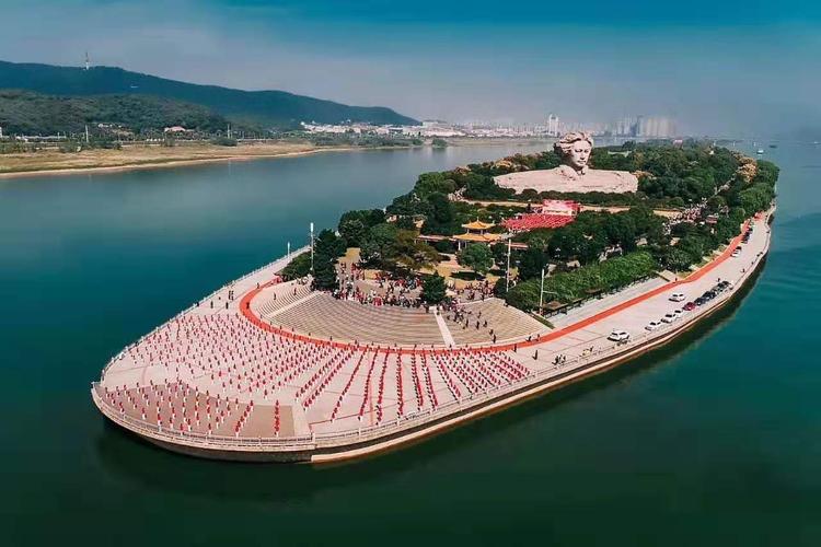 橘子洲头千人快闪 同跳社会主义核心价值观广播体操