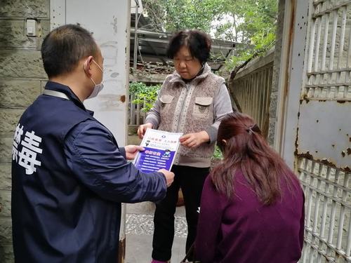 金雁社区开展入户禁毒宣传暨人口清查行动