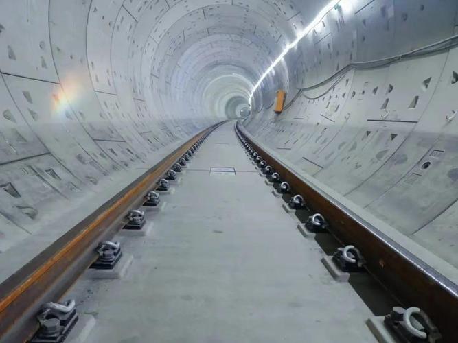 洲钟区间钢弹簧浮置板道床 //   shenzhen metro