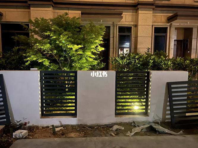 花园围墙从一开始砌墙,(一截一截的砌)小区里很多人表示不能理解