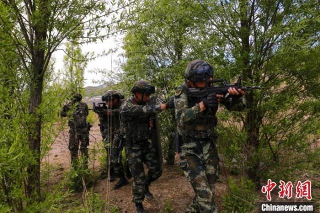 武警毕节支队特战队员开展野外训练67