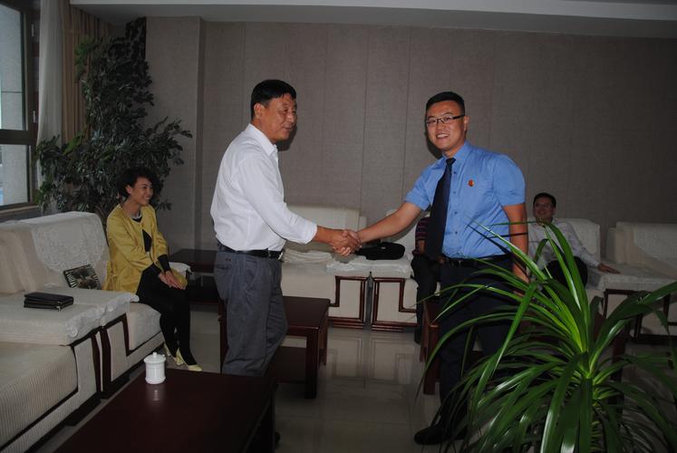 阜新市细河区政法委书记杨凤会等领导慰问成兴涛