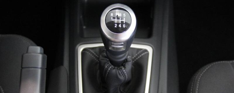 手动挡停车步骤手动挡停车正确方法