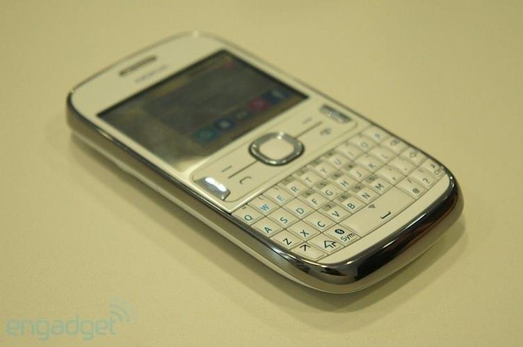 酷似e71诺基亚asha全键盘新机302图赏