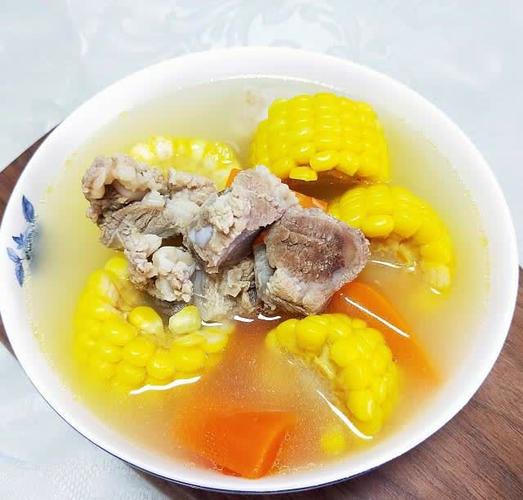 玉米胡萝卜猪骨汤汤鲜味美营养丰富