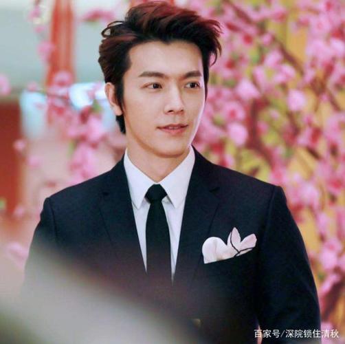 今日份的帅气小哥哥李东海,他性感迷人,不愧是"漫画花美男"!