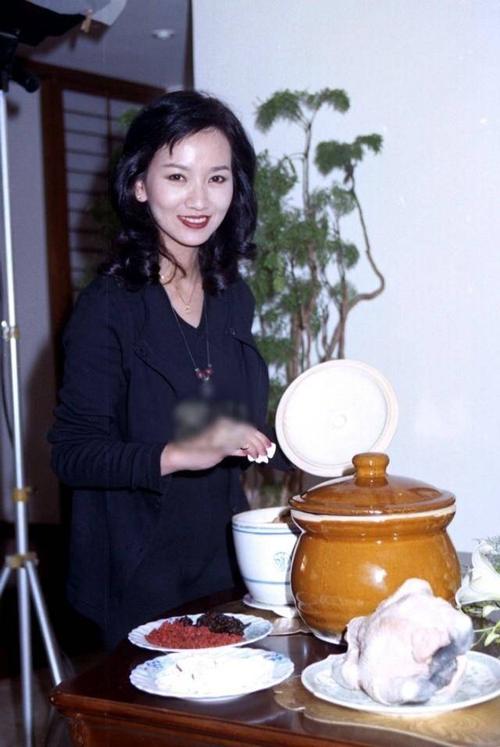 赵雅芝年轻时私房照,素颜怀孕难得一见,女神不但美还贤惠!