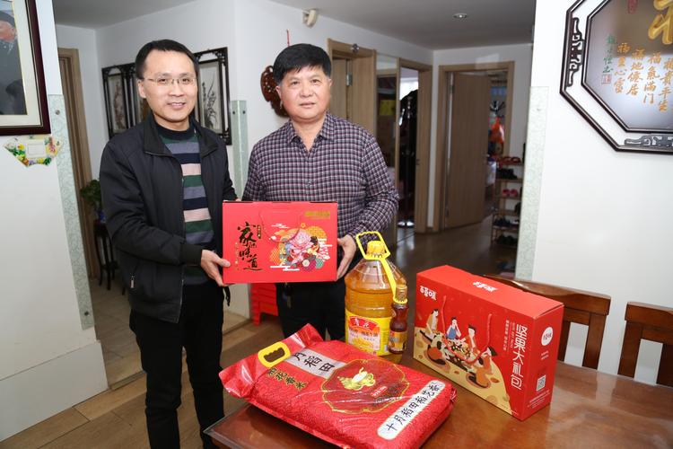 为退休老员工送上春节慰问品