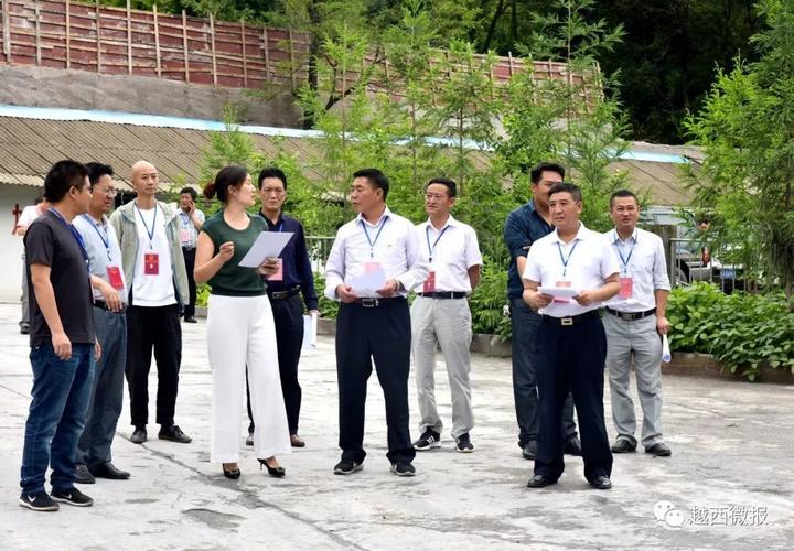 座谈会上,视察组听取了越西县工业经济运行情况汇报.