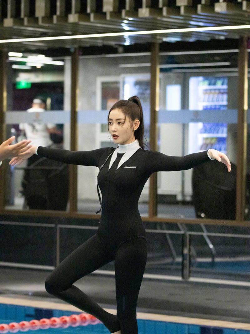 张天爱穿"西装泳衣"身材窈窕5日,张天爱晒出一组"西装泳衣"美照,照片