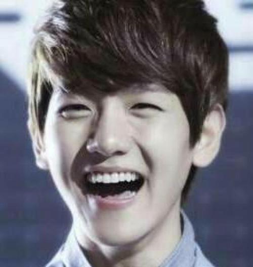baekhyun##边伯贤# 笑起来弯弯的月牙眼 可爱的四方嘴t_t完全没有
