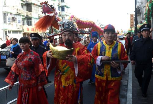 当日是大年初五,浙江杭州清河坊举行开市迎"财神"活动,送福队伍在巡游
