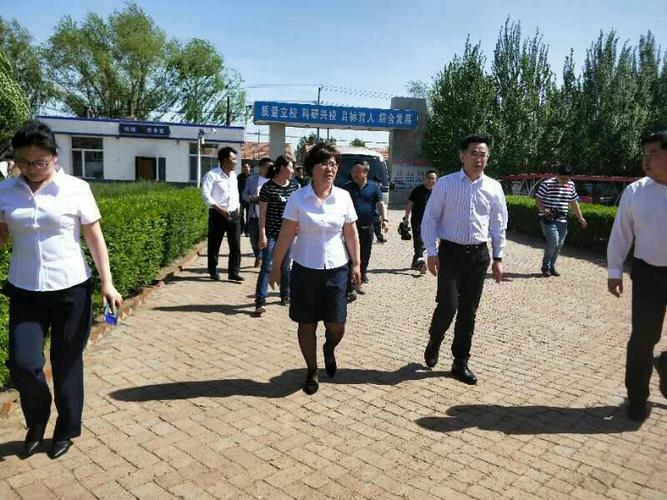 泰来县政府县长安剑亮同志来到胜利乡中心学校参观董新元生物标本室