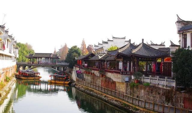 地处肥西,庐江,舒城交界处,是中国历史文化名镇,江南四大古镇之一的