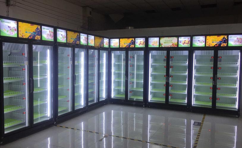 由于北上冬季会下雪因此在写字楼楼下空闲店铺投放了果蔬零食饮料售卖