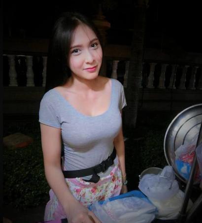 回家的路上,我忽然想起,几年前我曾经和一个越南女生一起在饭店吃饭的