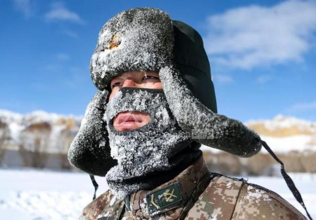 图|风雪中的边防战士