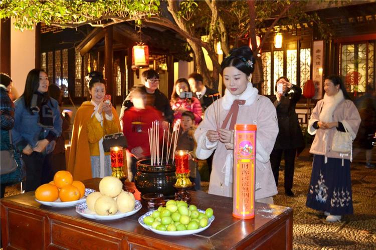 元宵佳节民间有祭拜月神的习俗.