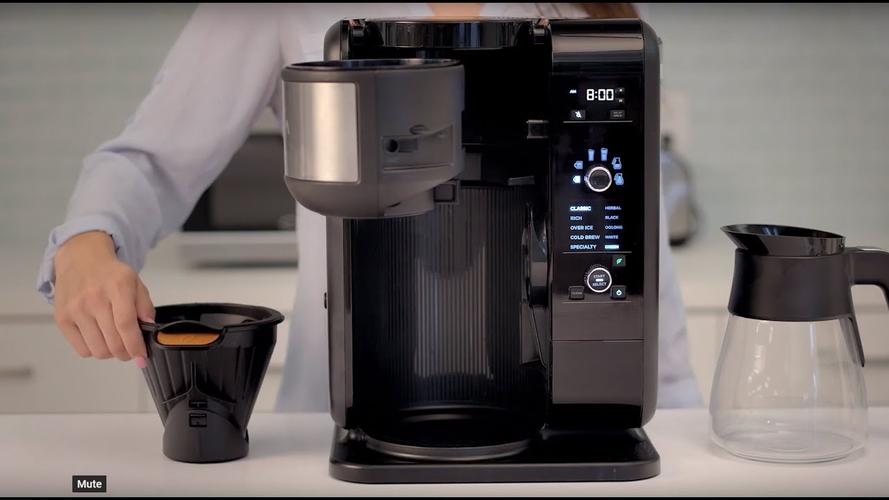 device has a swivelling brew basket and automatically recognises